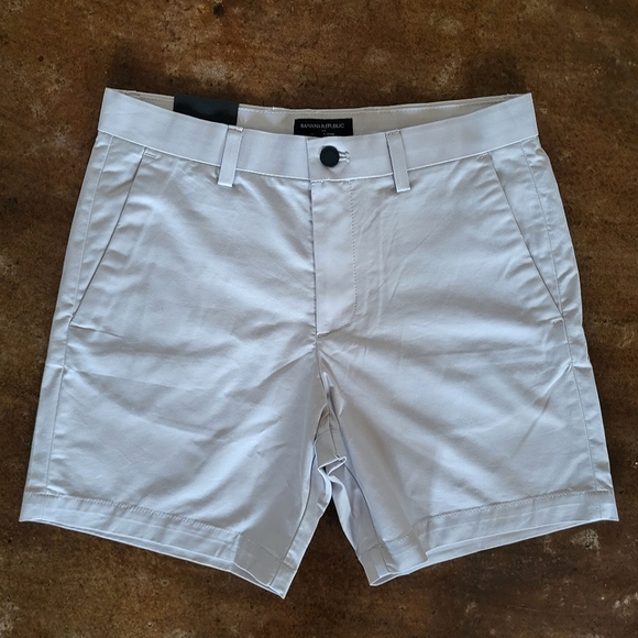 Banana Republic Core Temp Shorts. Light Gray color. 30" waist, 7" inseam - Picture 3 of 7